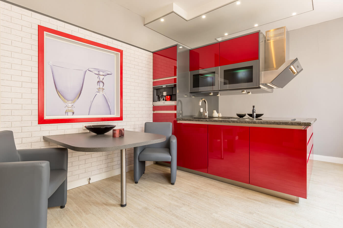Moderne Küche mit roten Fronten